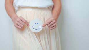 Mujer sostiene un papel Good and happy Face
