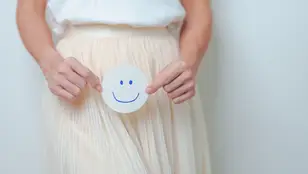 Mujer sostiene un papel Good and happy Face