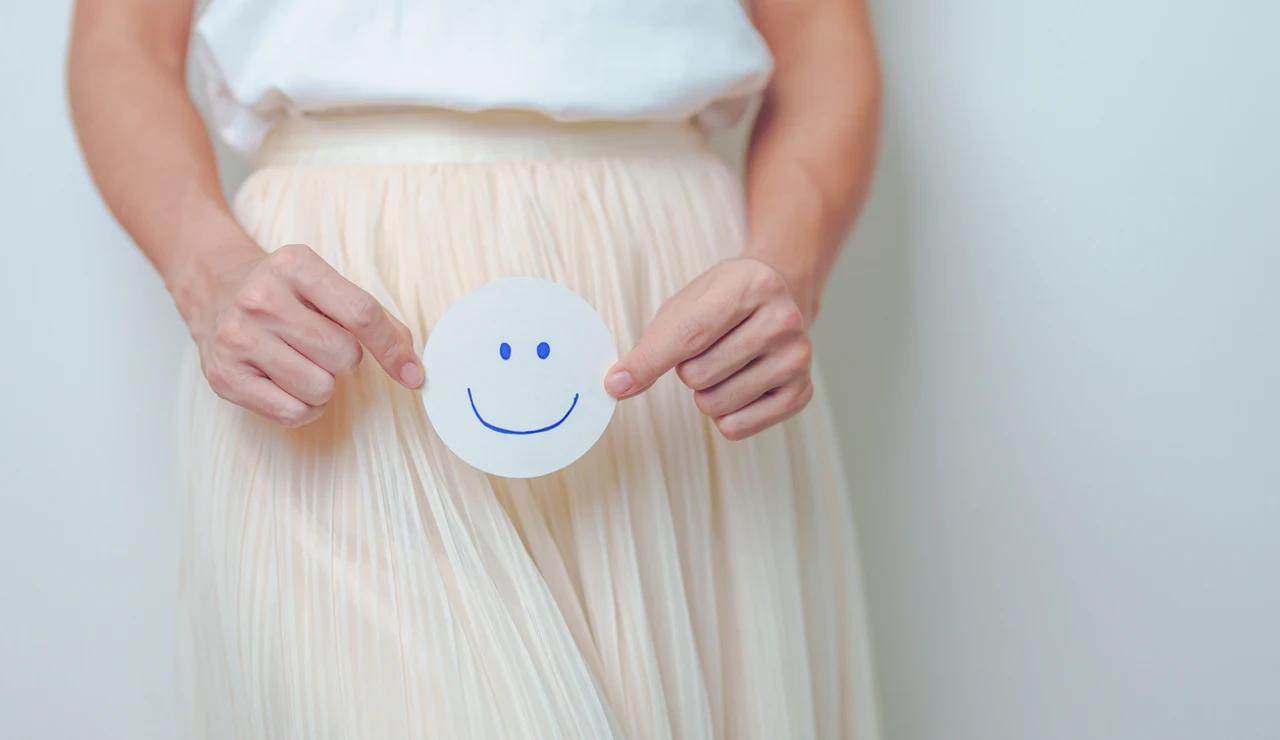 Mujer sostiene un papel Good and happy Face