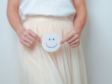 Mujer sostiene un papel Good and happy Face