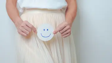 Mujer sostiene un papel Good and happy Face Mujer sostiene un papel Good and happy Face