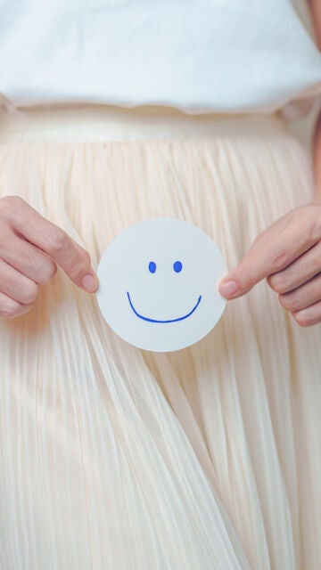 Mujer sostiene un papel Good and happy Face