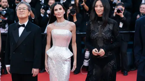 79th Cannes Film Festival in Cannes 12 May 2026, France, Cannes: (L-R) South Korean director and president of the Cannes jury, Park Chan-wook, American actress and jury member Demi Moore, and Chinese director and jury member Chloe Zhao, pose on the red carpet during the opening ceremony of the 79th Cannes Film Festival in Cannes. Photo: Lounis Tiar/SOPA Images via ZUMA Press Wire/dpa Lounis Tiar/SOPA Images via ZUMA / DPA 12/05/2026 ONLY FOR USE IN SPAIN