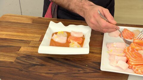 Coloca encima 2 trozos de merluza, 2 de salmón y 2 vieiras