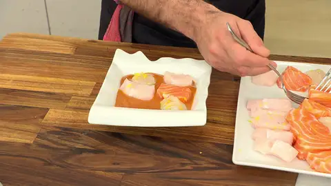 Coloca encima 2 trozos de merluza, 2 de salmón y 2 vieiras Coloca encima 2 trozos de merluza, 2 de salmón y 2 vieiras