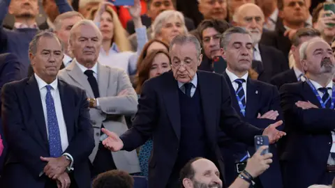 Florentino Pérez, en el palco del Bernabéu este jueves Florentino Pérez, en el palco del Bernabéu este jueves