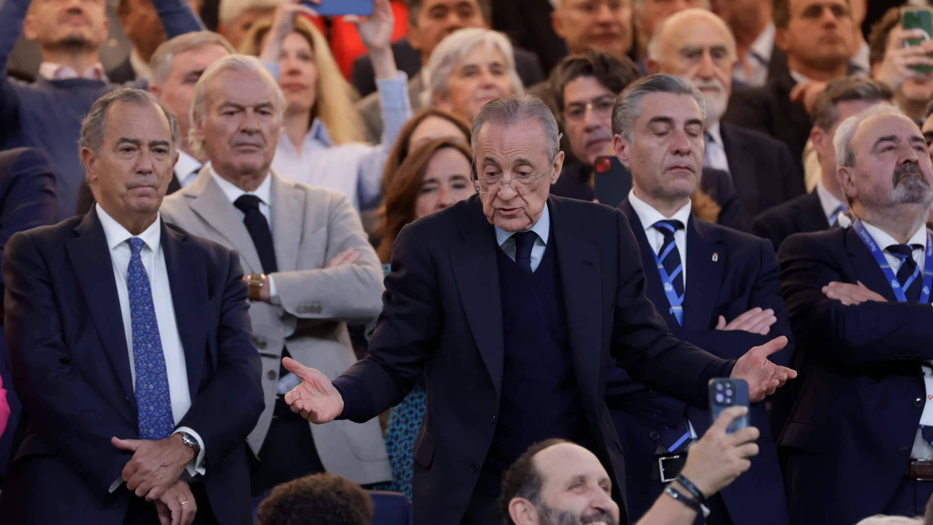 Florentino Pérez, en el palco del Bernabéu este jueves Florentino Pérez, en el palco del Bernabéu este jueves