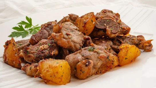 Cordero con patatas al ajillo, un recetón de fin de semana de Karlos Arguiñano Cordero con patatas al ajillo, un recetón de fin de semana de Karlos Arguiñano