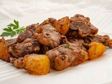Cordero con patatas al ajillo, un recet&oacute;n de fin de semana de Karlos Argui&ntilde;ano