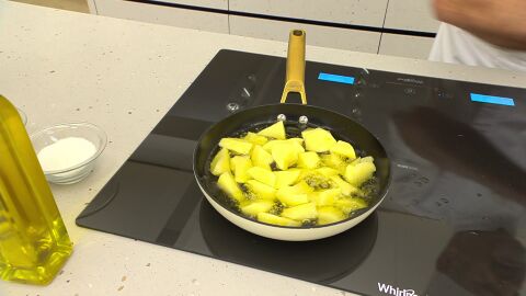 Pela las patatas, cáscalas, sazónalas e introdúcelas en la sartén