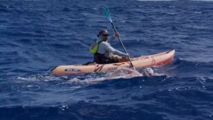 Iskander Sagarminaga cruzando a nado el Canal de Kaiwi