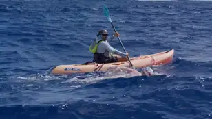 Iskander Sagarminaga cruzando a nado el Canal de Kaiwi