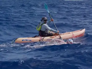 Iskander Sagarminaga cruzando a nado el Canal de Kaiwi Iskander Sagarminaga cruzando a nado el Canal de Kaiwi