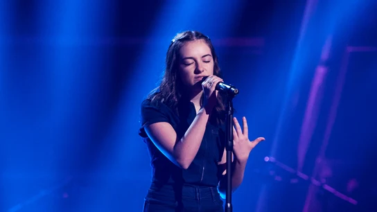 Carla se derrumba al terminar su actuación y no entrar en La Voz Kids Carla se derrumba al terminar su actuación y no entrar en La Voz Kids