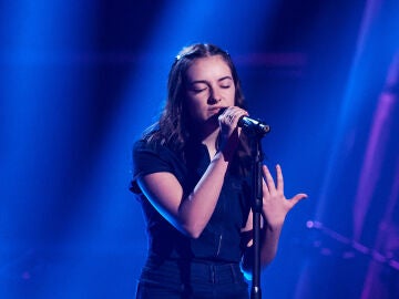 Carla se derrumba al terminar su actuaci&oacute;n y no entrar en La Voz Kids