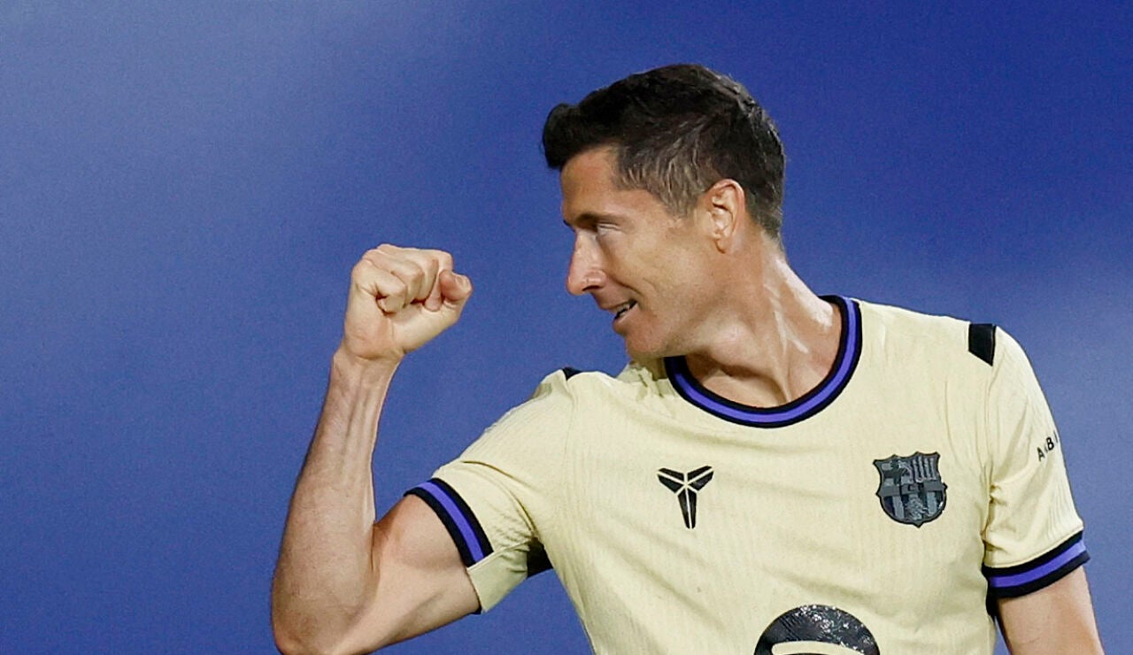 Robert Lewandowski celebra un gol con el Barcelona
