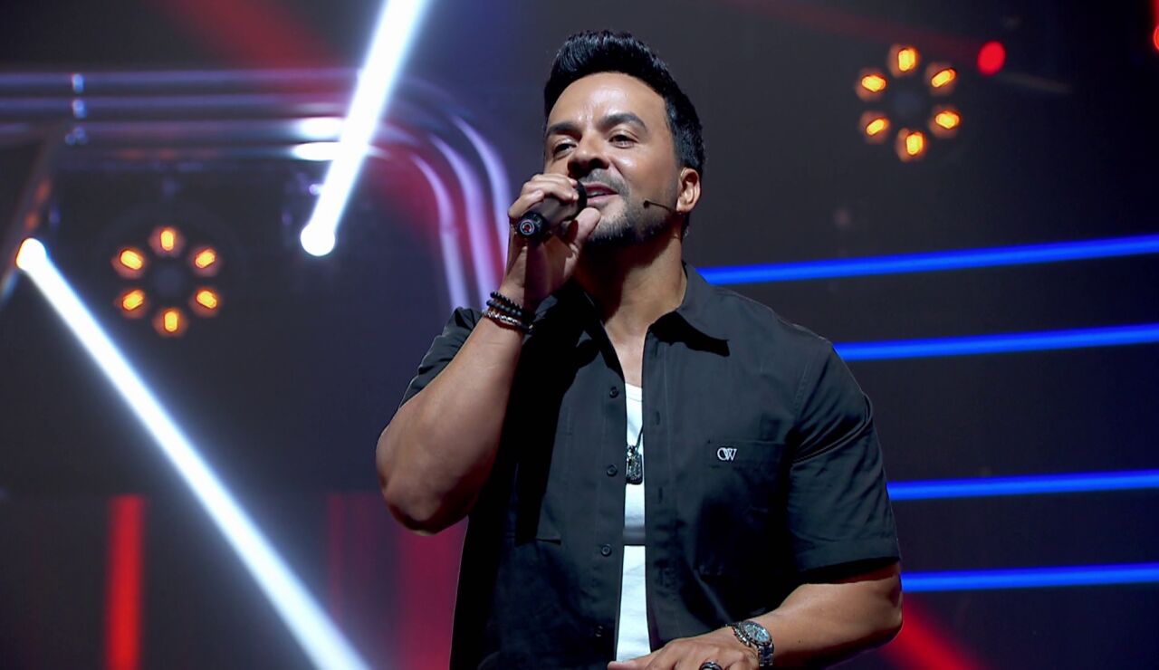 Luis Fonsi canta en La Voz Kids