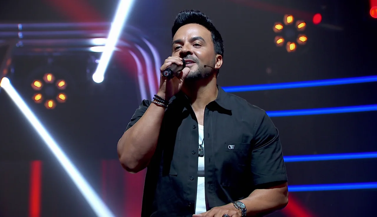 Luis Fonsi canta en La Voz Kids