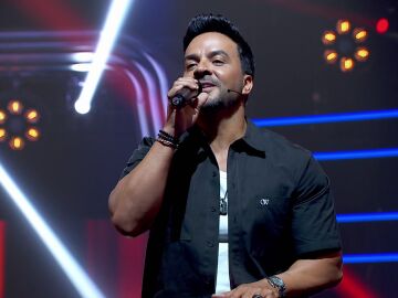 Luis Fonsi canta en La Voz Kids