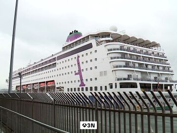 El crucero 'Ambition', afectado por un brote de norovirus, atraca en A Coru&ntilde;a 