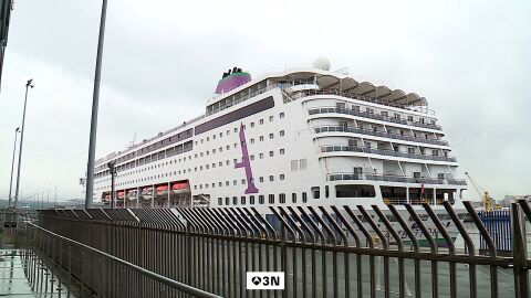 El crucero 'Ambition', afectado por un brote de norovirus, atraca en A Coru&ntilde;a 