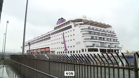 El crucero 'Ambition', afectado por un brote de norovirus, atraca en A Coruña El crucero 'Ambition', afectado por un brote de norovirus, atraca en A Coruña