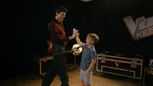 Sebastián Yatra y Tomás en La Voz Kids