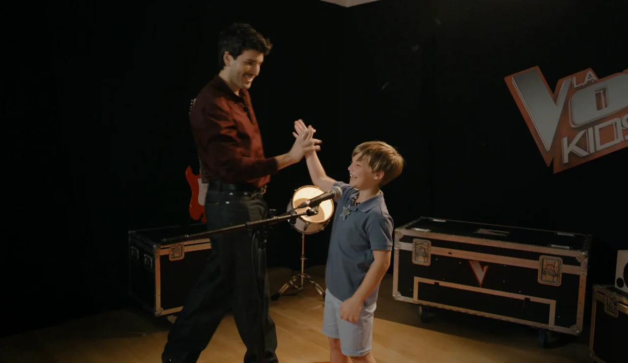 Sebastián Yatra y Tomás en La Voz Kids