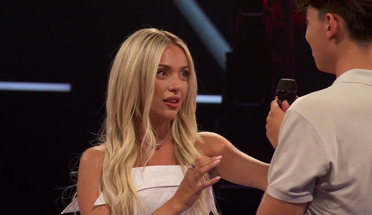 Ana Mena en La Voz Kids
