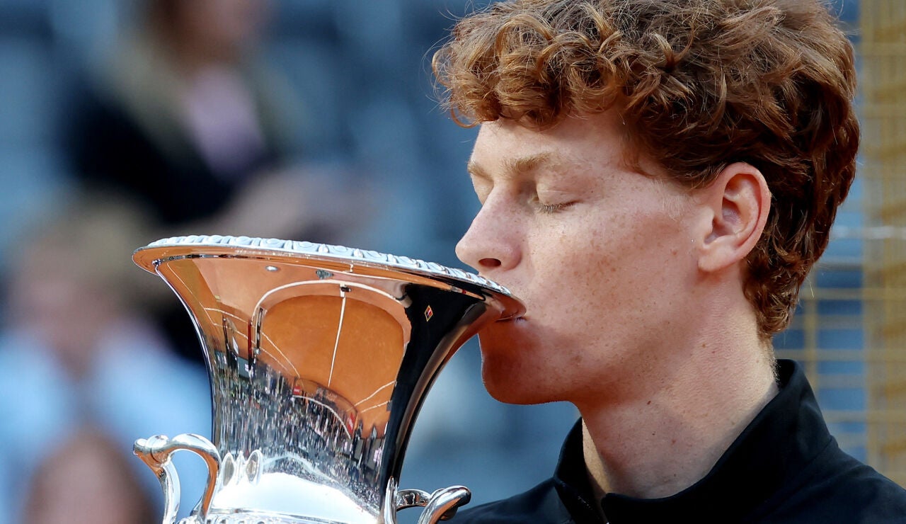 Jannik Sinner besa el trofeo del Masters de Roma