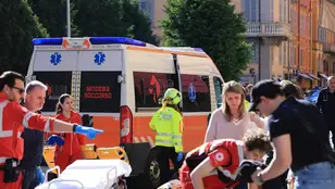 Personal de emergencias en la zona donde se produjo el atropello múltiple en Módena (Italia)