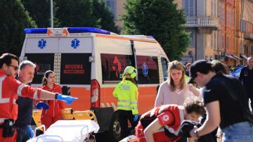 Personal de emergencias en la zona donde se produjo el atropello m&uacute;ltiple en M&oacute;dena (Italia)