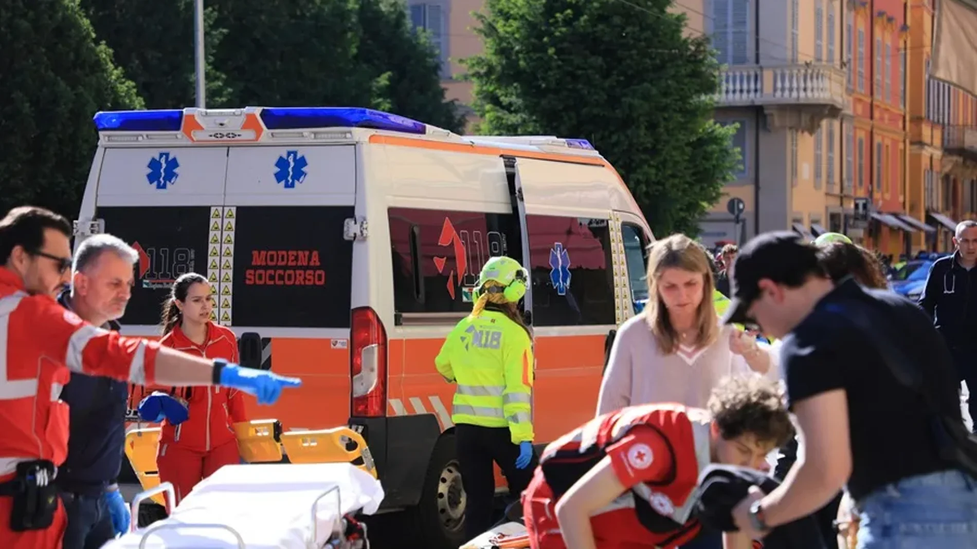 Personal de emergencias en la zona donde se produjo el atropello múltiple en Módena (Italia) Personal de emergencias en la zona donde se produjo el atropello múltiple en Módena (Italia)