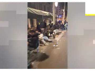 Una avalancha de clientes obliga a cerrar dos tiendas en Barcelona por la venta de unos relojes Una avalancha de clientes obliga a cerrar dos tiendas en Barcelona por la venta de unos relojes