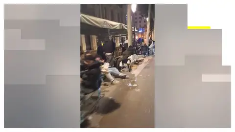 Una avalancha de clientes obliga a cerrar dos tiendas en Barcelona por la venta de unos relojes Una avalancha de clientes obliga a cerrar dos tiendas en Barcelona por la venta de unos relojes
