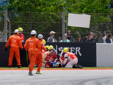 Alex Márquez siendo atendido tras el accidente en el GP de Cataluña Alex Márquez siendo atendido tras el accidente en el GP de Cataluña