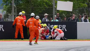 Alex Márquez siendo atendido tras el accidente en el GP de Cataluña Alex Márquez siendo atendido tras el accidente en el GP de Cataluña