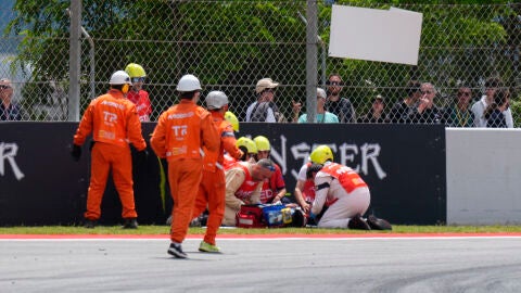 Alex M&aacute;rquez siendo atendido tras el accidente en el GP de Catalu&ntilde;a
