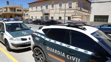 Los cuerpos sin vida de un agente de la Guardia Civil, su mujer y su hijo han sido hallados con impactos por arma de fuego