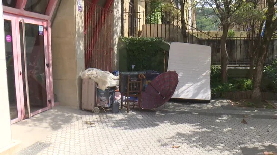 Un sintecho se instala, con televisor incluído, en un portal de San Sebastián Antena 3 Noticias