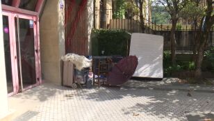 Un sintecho se instala, con televisor inclu&iacute;do, en un portal de San Sebasti&aacute;n