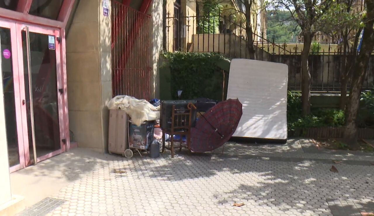 Un sintecho se instala, con televisor inclu&iacute;do, en un portal de San Sebasti&aacute;n