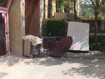 Un sintecho se instala, con televisor incluído, en un portal de San Sebastián Un sintecho se instala, con televisor incluído, en un portal de San Sebastián