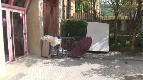 Un sintecho se instala, con televisor incluído, en un portal de San Sebastián Antena 3 Noticias