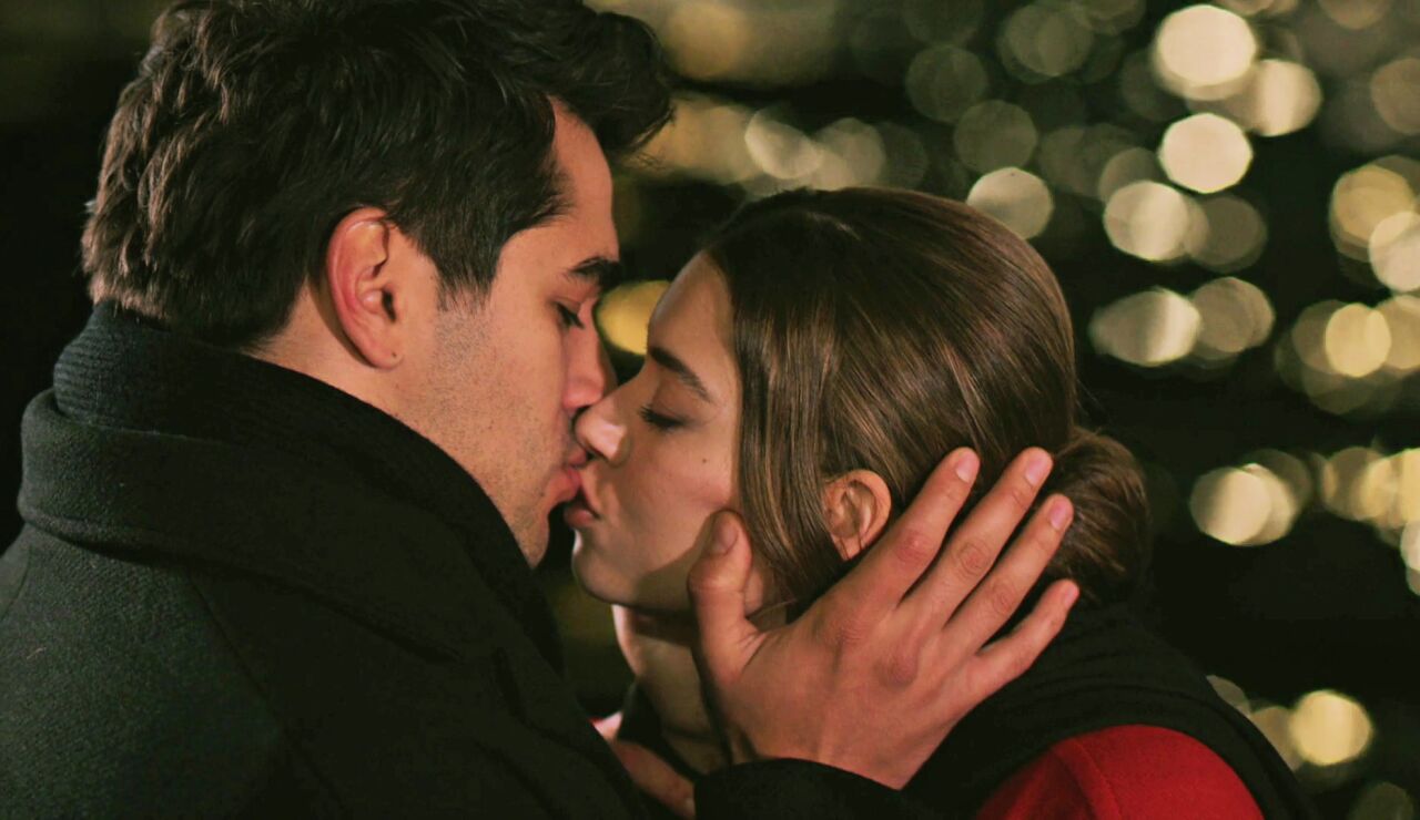 &iexcl;Beso de pel&iacute;cula frente al B&oacute;sforo!: Ferit besa a Seyran tras descubrirse toda la verdad