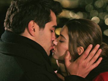 &iexcl;Beso de pel&iacute;cula frente al B&oacute;sforo!: Ferit besa a Seyran tras descubrirse toda la verdad