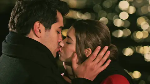 ¡Beso de película frente al Bósforo!: Ferit besa a Seyran tras descubrirse toda la verdad ¡Beso de película frente al Bósforo!: Ferit besa a Seyran tras descubrirse toda la verdad