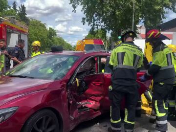 V&Iacute;DEO: Ocho heridos en un aparatoso accidente entre un VTC, un turismo y un coche patrulla en Madrid