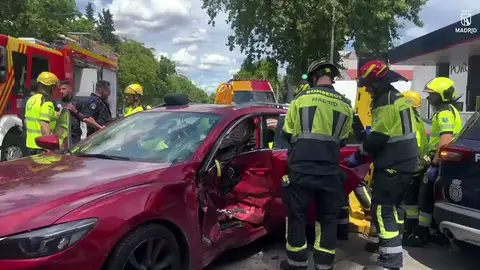 VÍDEO: Ocho heridos en un aparatoso accidente entre un VTC, un turismo y un coche patrulla en Madrid VÍDEO: Ocho heridos en un aparatoso accidente entre un VTC, un turismo y un coche patrulla en Madrid