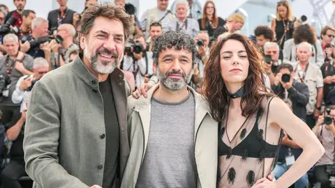 Javier Bardem, Rodrigo Sorogoyen y Victoria Luengo presentan El ser querido en Cannes Javier Bardem, Rodrigo Sorogoyen y Victoria Luengo presentan El ser querido en Cannes